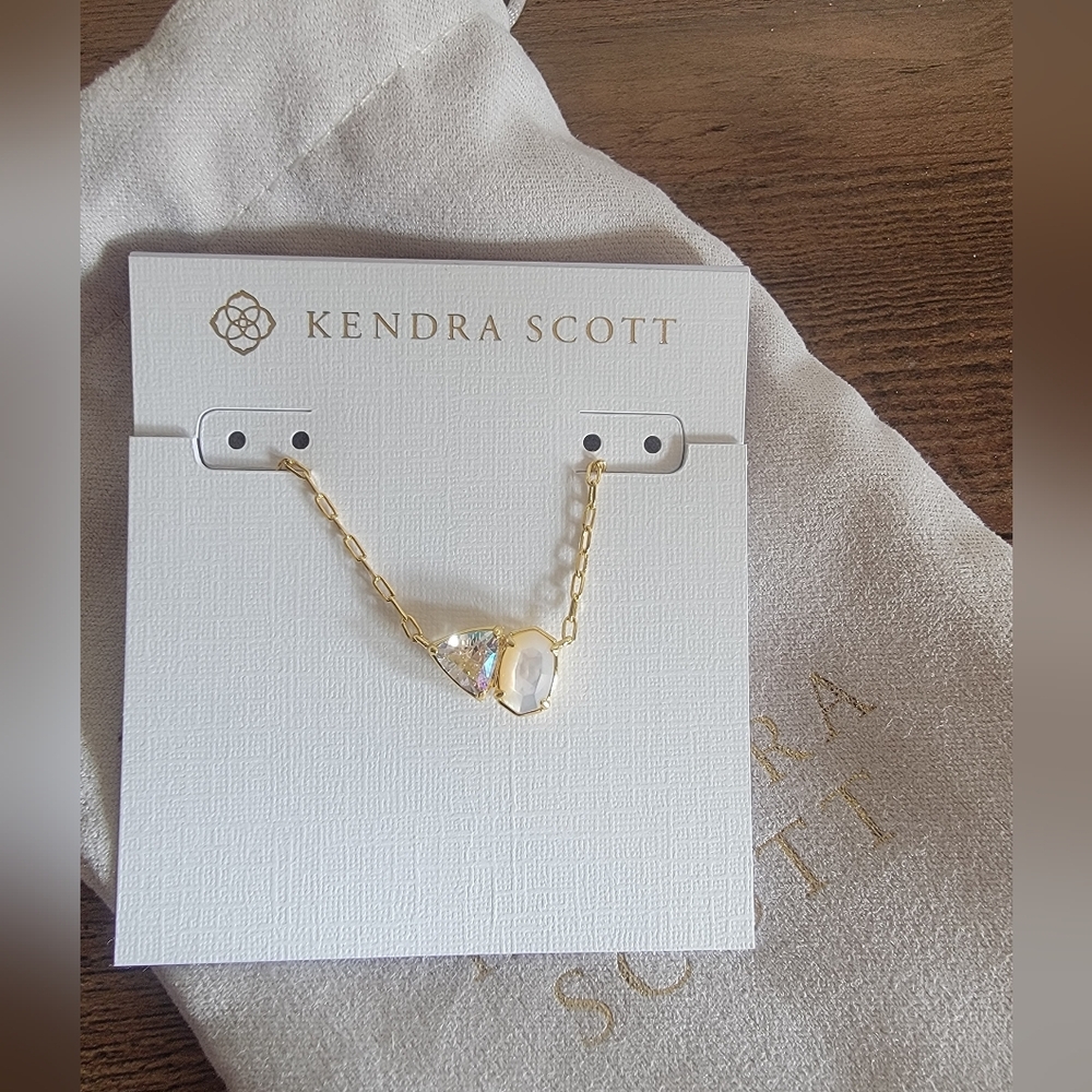 Kendra Scott Tatum Short Pendant Necklace | Gold - Picture 3 of 5